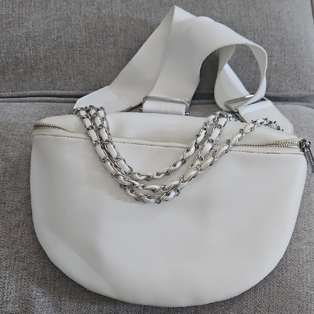 BCBGeneration White Crossbody Bag with Chain Strap in great Condition